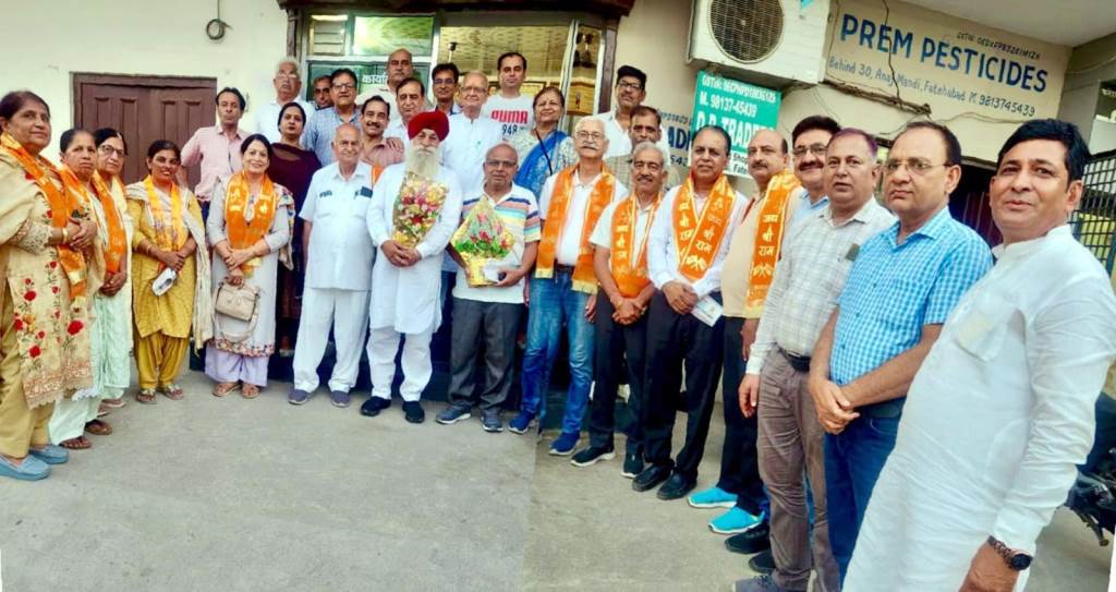 Meeting of Arora Khatri Punjabi Community Ajit Sachdeva entrusted with the command of the Retired Officers Wing